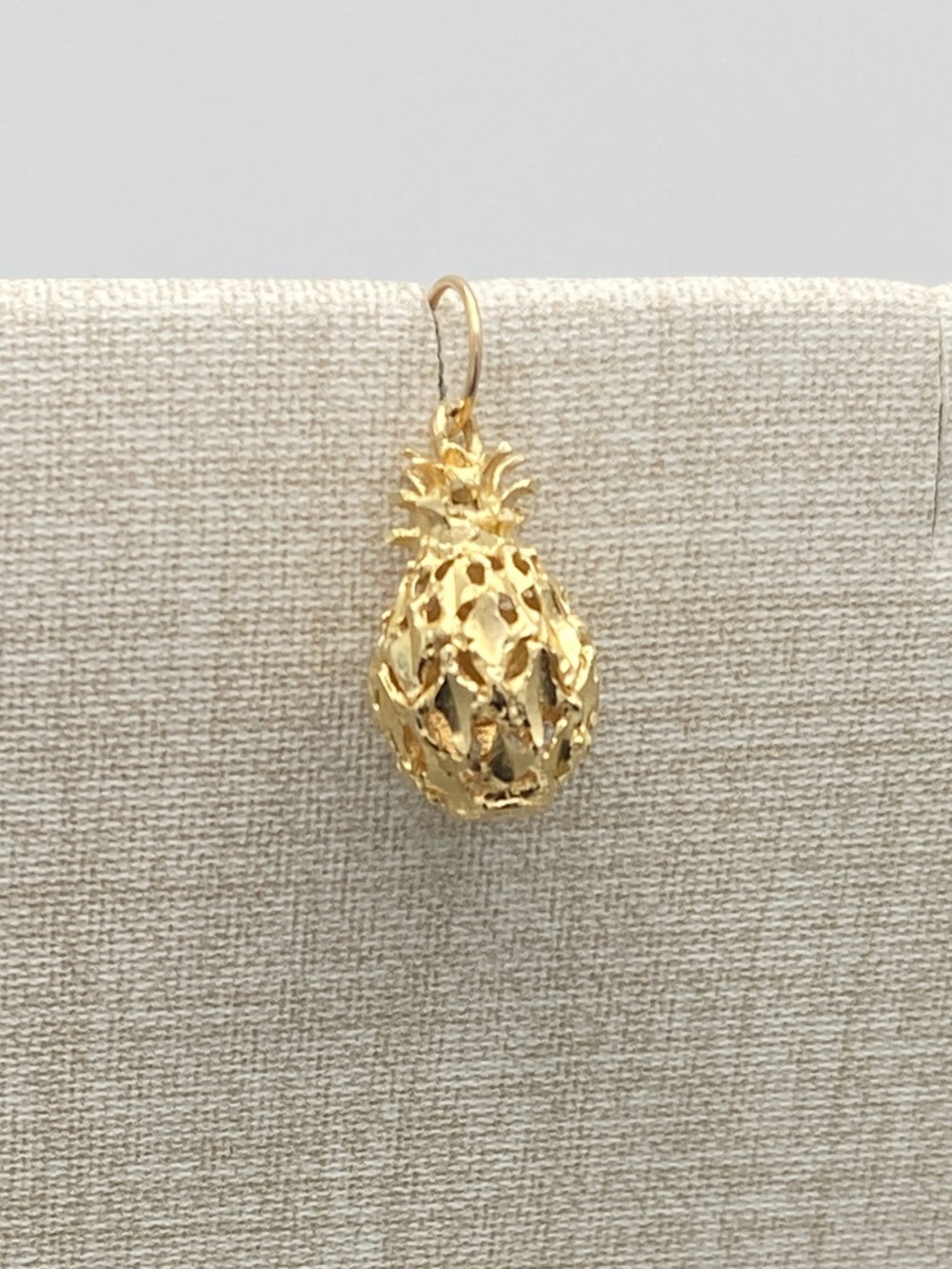 Vintage 14K Yellow Gold Diamond Cut Filigree Pineapple Charm Pendant Hawaii